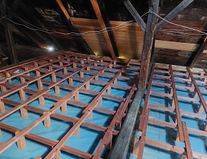 Zateplení stropu rodinného domu pomocí foukané izolace